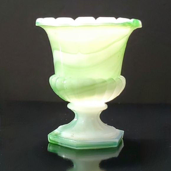 3 1/4" Akro Agate Green White Marbled Slag Urn Vase - Picture 7 of 7
